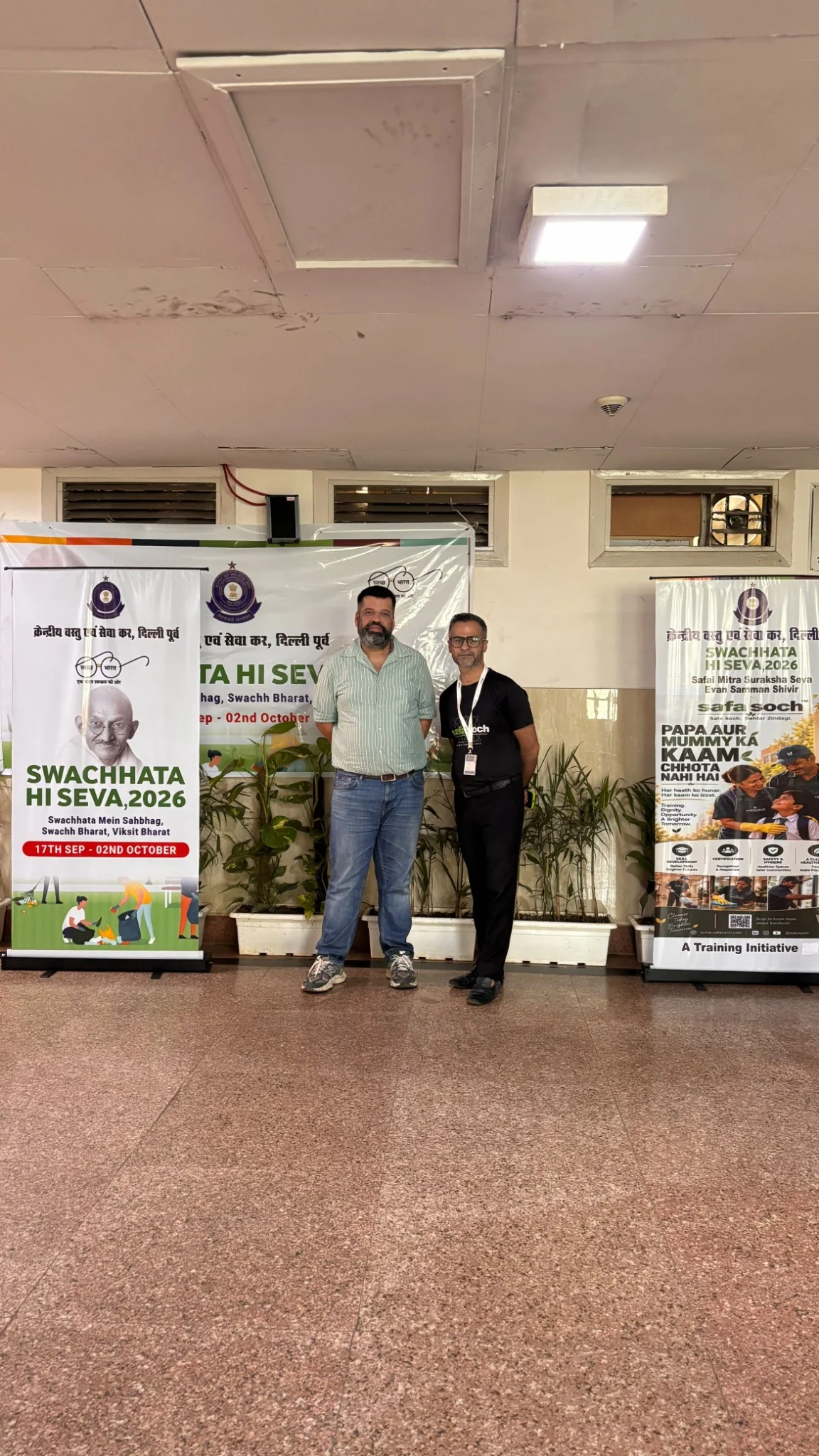 SafaSoch representative with a participant at the Swachhata Hi Seva 2026 training display