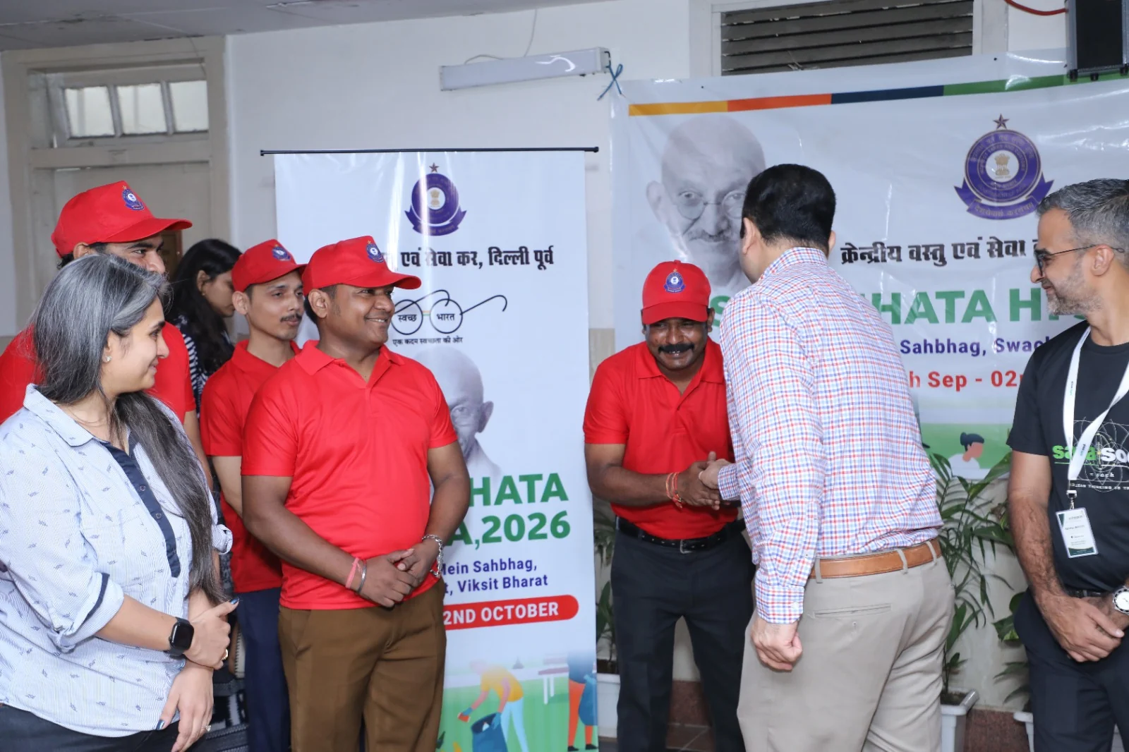 Frontline workers and guests interacting at the SafaSoch Swachhata Hi Seva 2026 activity